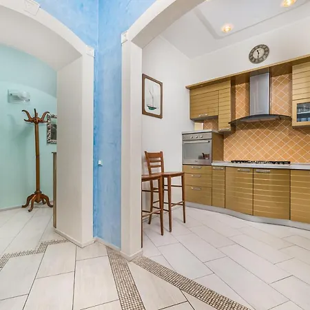 Deribasivska Vip 4-room Apartment Odesa